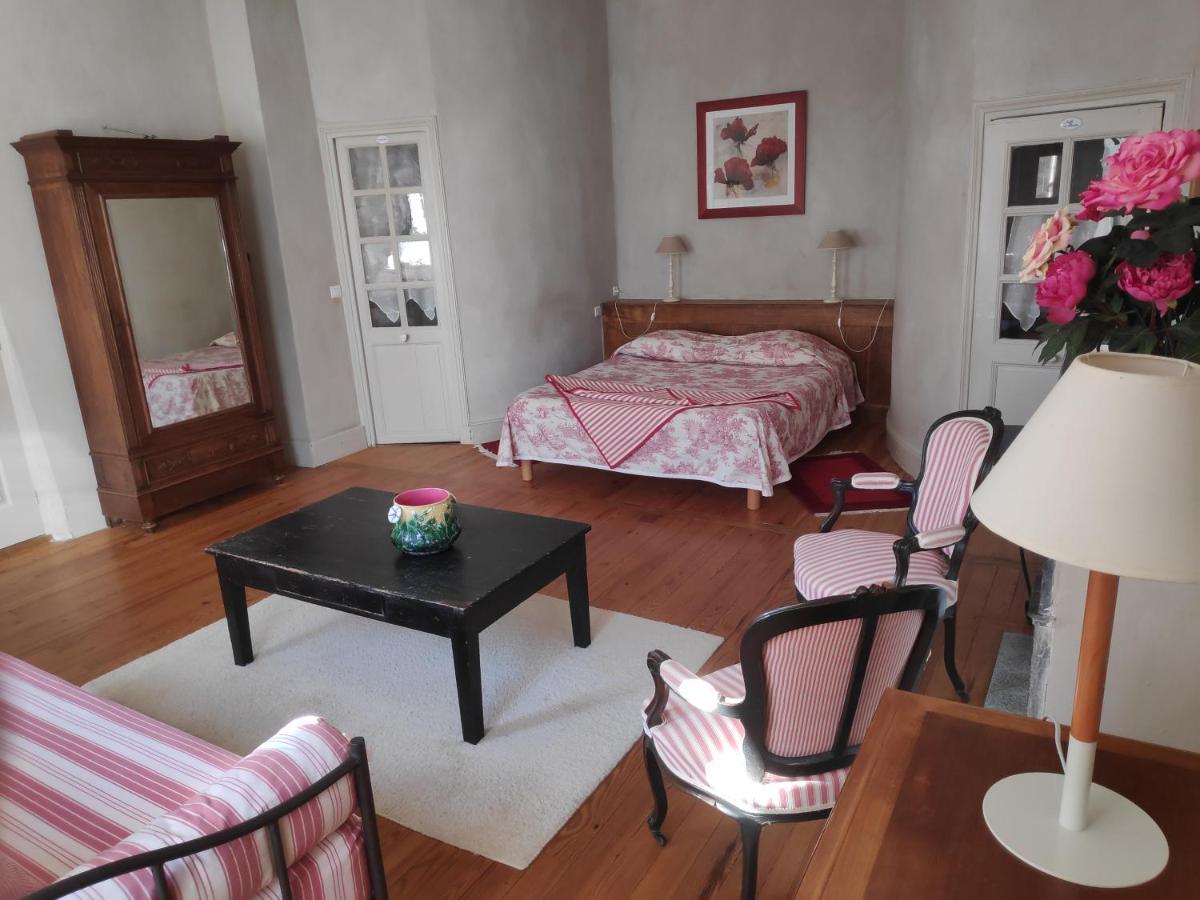 Au Chateau Juillac Juillac  Room photo